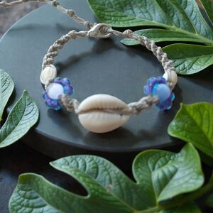 Elegant Shell and Bead Bracelet